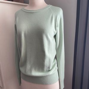 🌿 Light green sweater